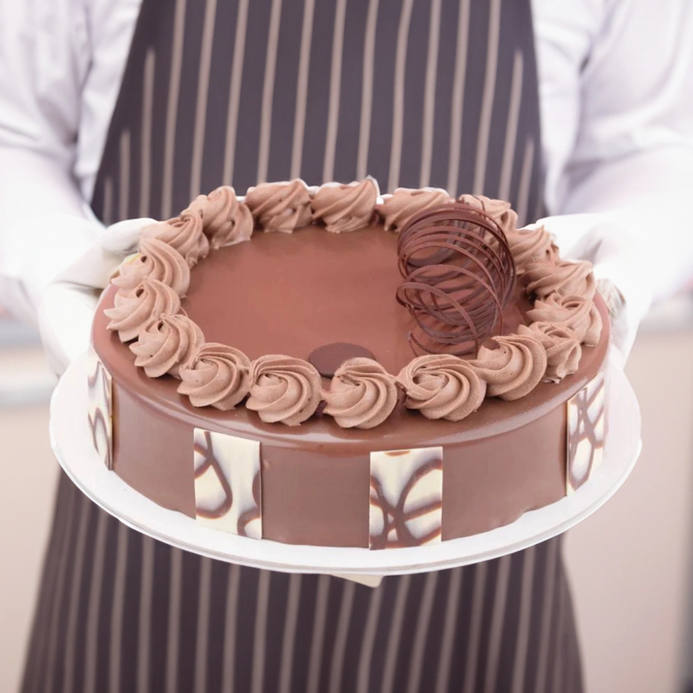 A 1 kg of chocolate crunch cake
